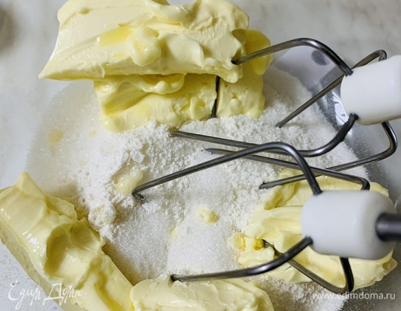 Сахар, масло комнатной температуры, соль, разрыхлитель и ванилин взбиваем миксером.