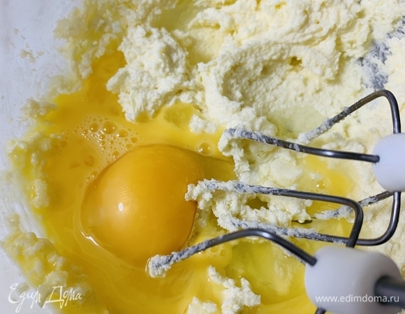 Продолжая взбивать, постепенно добавляем меланж (или целые яйца по одному). Взбивать с перерывами до тех пор, пока не растворятся кристаллы сахара.