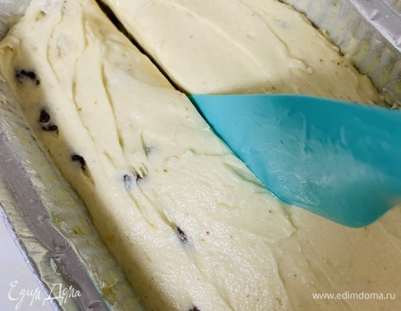 Две формы размером 217 х 113 х 53 мм или одну большую смазываем маслом и припыляем мукой. Выкладываем тесто в формы и смазанной растительным маслом лопаточкой проводим вдоль всего кекса черту (как бы разрезая его), чтобы по середине кекса во время выпечки по всей длине образовалась трещина.