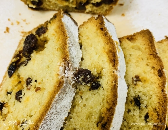 Полностью остывшие кексы посыпаем сахарной пудрой. Чем дольше настаивается кекс, тем насыщеннее будет вкус.