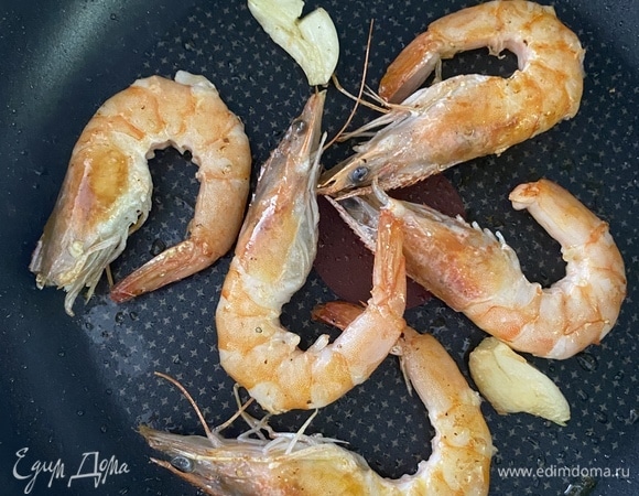 Свежемороженые креветки разморозить, очистить, оставляя хвостик и голову (так красивее смотрится подача блюда). Обжарить на оливковом масле с чесноком.