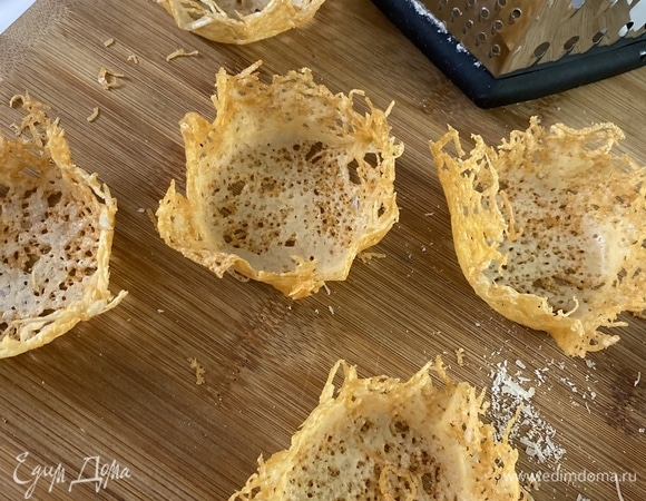 Получившиеся корзиночки охладить (можно убрать в холодильник, пока готовится заправка).