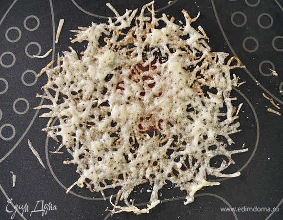 Сыр натереть на средней терке, на сухую разогретую сковороду насыпать немного тертого сыра тонким слоем. Как чуть подрумянится, убрать с огня. Через 15–20 секунд аккуратно лопаткой снять и надеть на дно стакана, салфеткой прижать края.