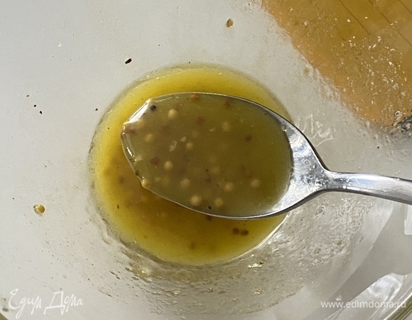 Для заправки перемешать все ингредиенты до состояния эмульсии.