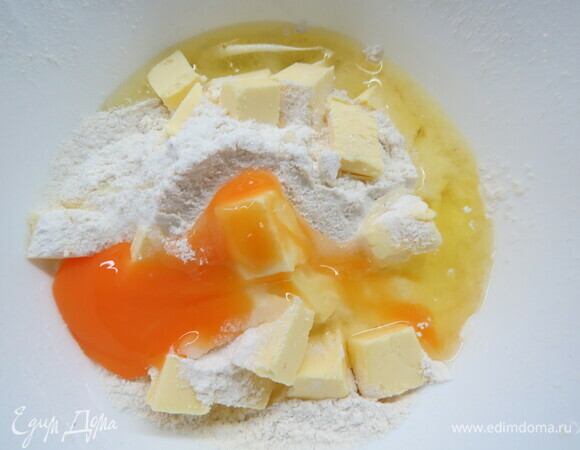 Готовим песочное тесто. Соединяем просеянную муку, масло, яйцо, сахарный песок, ложку воды.