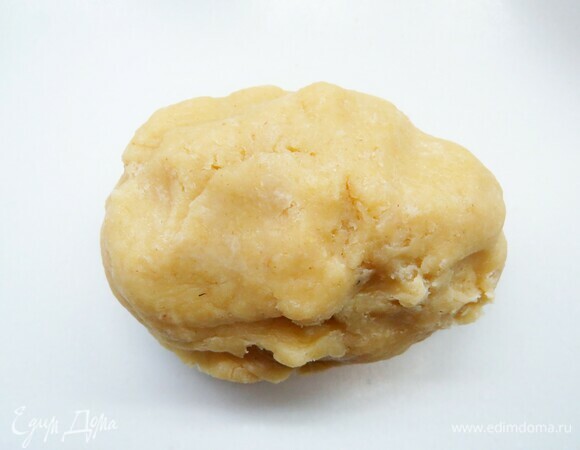 Замешиваем однородное тесто. Помещаем в холодильник на время приготовления начинки.