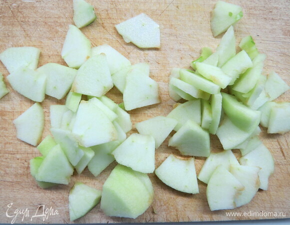 Разогреваем духовку до 200°C и приступаем к начинке. Очищаем яблоки и режем на тонкие дольки (4–5 мм).