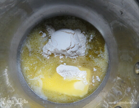 Растапливаем масло, добавляем муку и мешаем до исчезновения комочков.