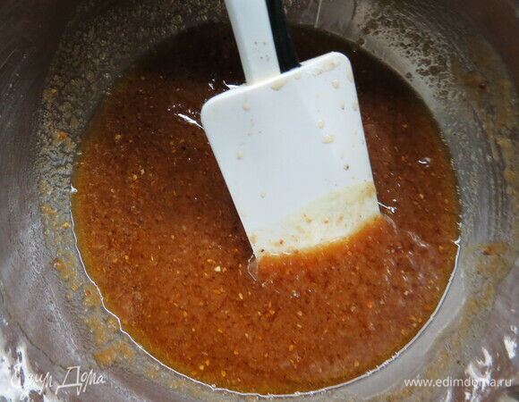 В масло с мукой добавляем сахар, воду и корицу. Ставим на огонь и варим до растворения сахара и до однородной консистенции.