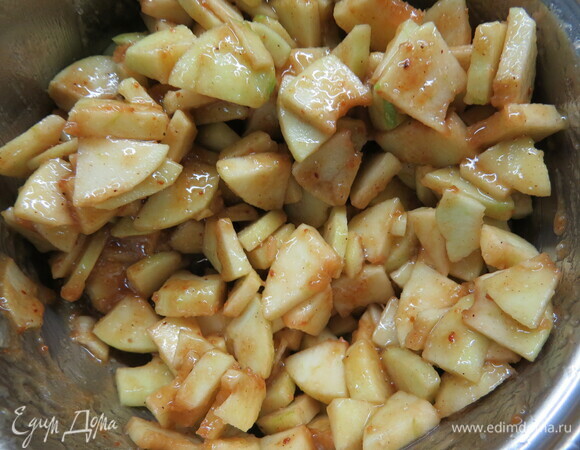 Соединяем масляный крем с яблоками и перемешиваем.