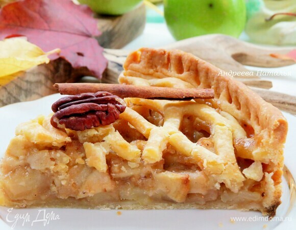 Выпекаем яблочный пай 40–45 минут или больше при 180–190°C в предварительно разогретой духовке. Готовый пирог по желанию посыпаем сахарной пудрой. Приятного аппетита!