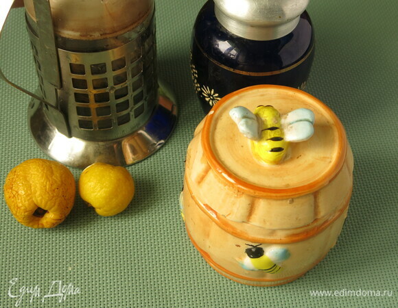 Подготовим плод хеномелеса, чай зеленый, воду и мед.