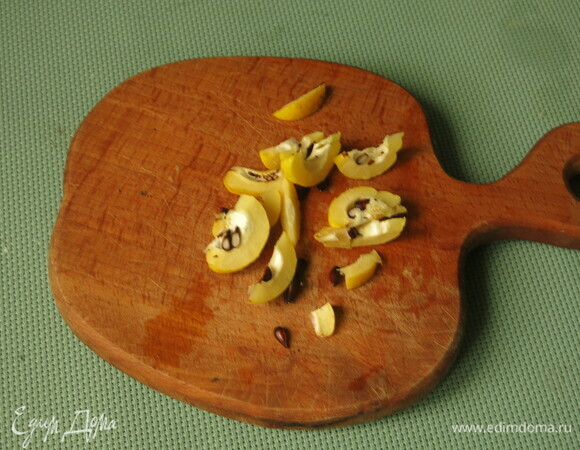 Нарезаем 1–2 плода хеномелеса.