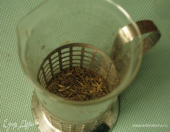 Кладем в стакан чай и плоды.