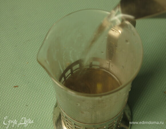 Заливаем кипятком и даем настояться.