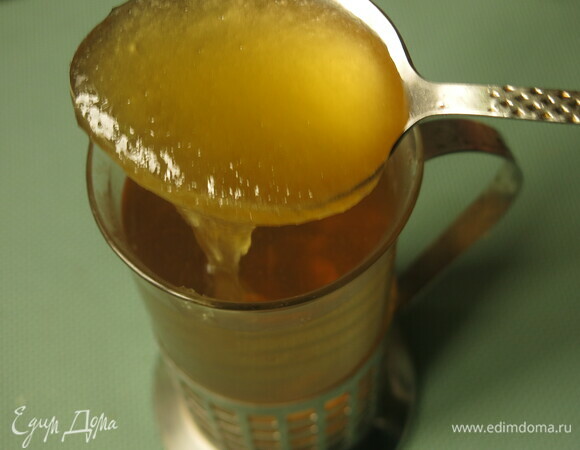 В чуть остывший чай кладем мед.