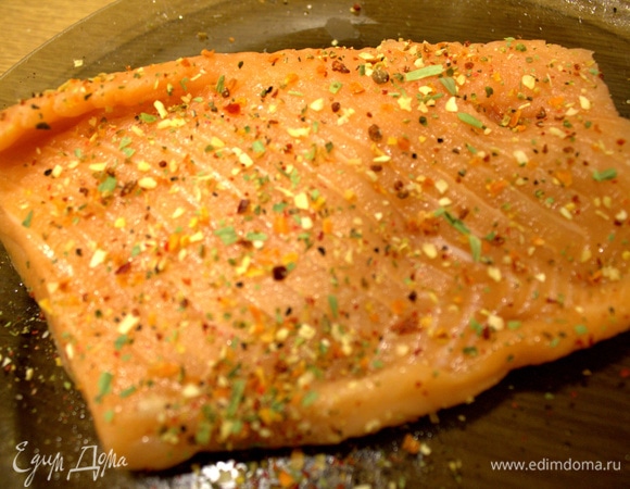 Лосося заранее обвалять в приправе для рыбы, посыпать крупной солью.