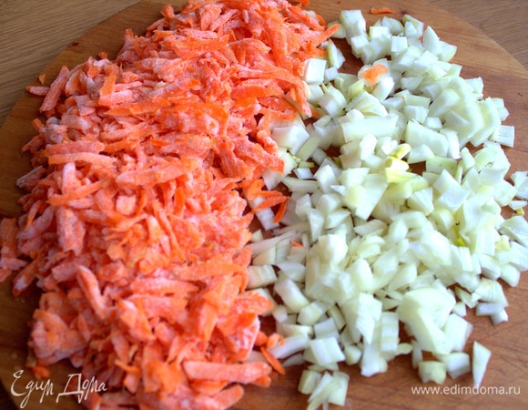 Морковь крупно натереть, луковицу нашинковать.