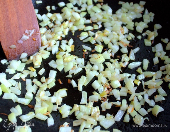 Обжарить сначала лук на растительном масле.