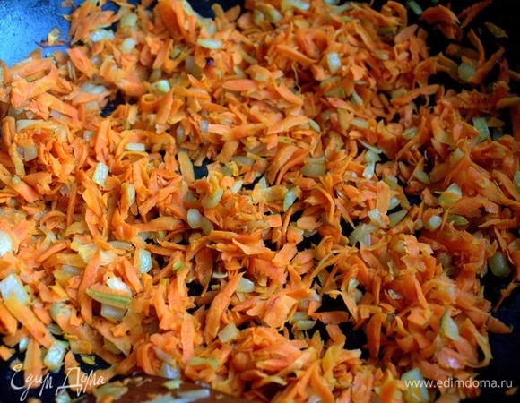 Всыпать морковку и жарить вместе.