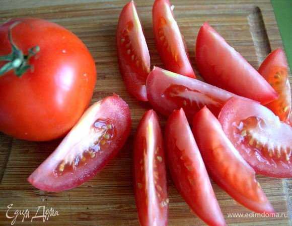 Нарезать помидор.