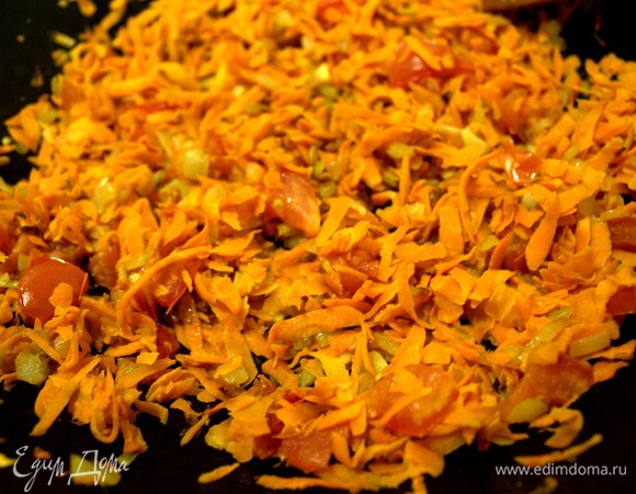 Перемешиваем на огне. Морковь должна стать мягче.