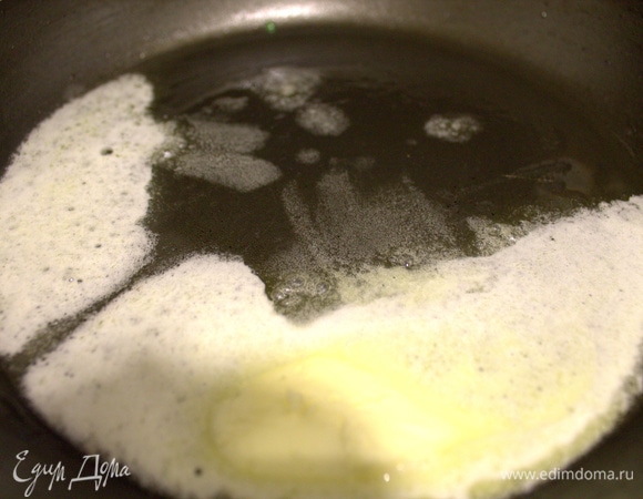 На отдельной маленькой сковороде растопить сливочное масло и влить оливковое.