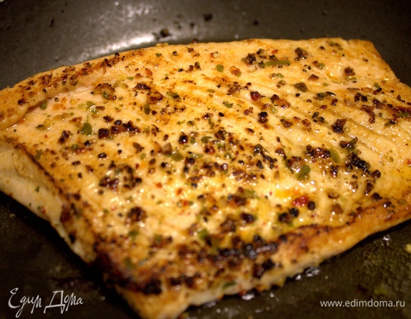 Обжарить лосося по 3–4 минуты с каждой стороны.