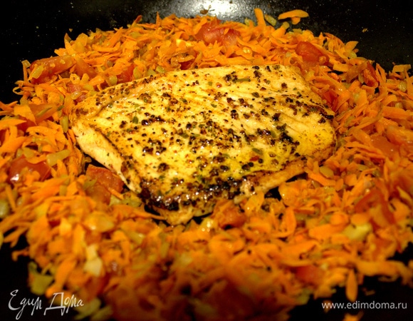 Раздвинуть овощи от центра и перенести туда рыбу.