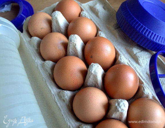 Взбить в шейкере яйца (3–4 шт.).