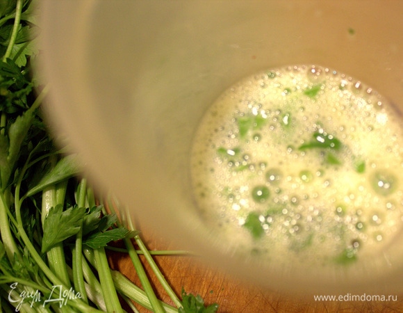 Добавить зелень и соль к яйцам, снова взбить.