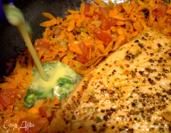 Выливаем омлет на овощи.