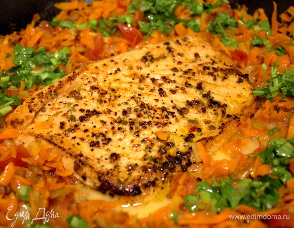 Накрыть крышкой и тушить на небольшом огне, пока омлет не схватится.