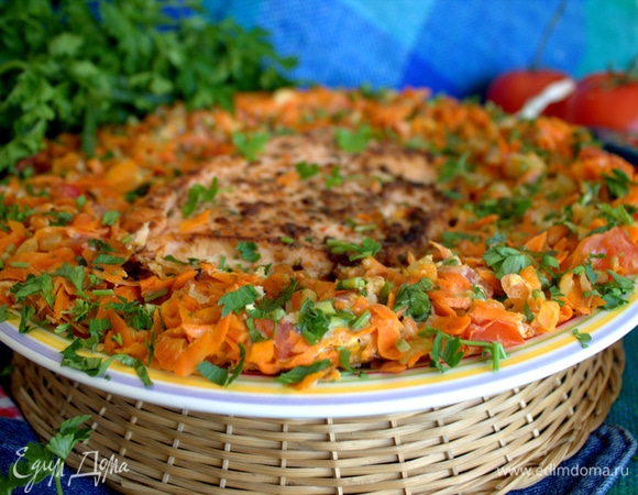 На стол можно подать, перевернув с помощью двух плоских тарелок.