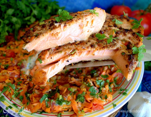 Каждому на тарелку кладем кусочек рыбы и гарнир.