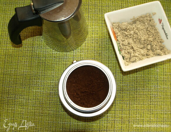 Приготовить крепкий кофе любым удобным для вас способом. Растворимый кофе использовать можно, но лучше приготовить из молотого.