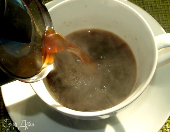 Наливаем в чашку свежезаваренный кофе. Можно добавить любой подсластитель по вкусу.