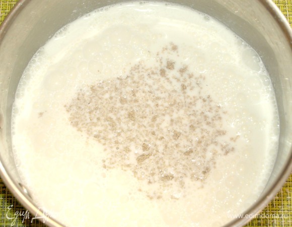 В сотейнике соединяем молоко и размягченную халву (1 столовая ложка с горкой). Все перемешиваем венчиком и отправляем на огонь.