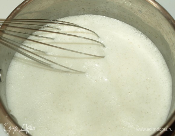 Доводим молоко с халвой до момента закипания, непрерывно помешивая венчиком. Как только молоко начнет закипать, снять с огня и хорошо взбить венчиком.
