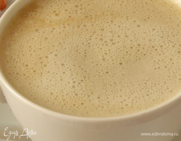 Добавляем взбитое с халвой молоко. Кофе с халвой готов!