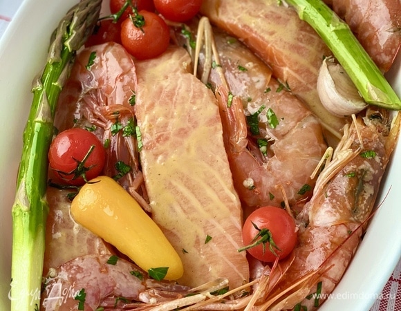 В отдельной миске соединяем оливковое масло (50 г), мелко нарубленные листья петрушки (1 пучок), чеснок (1 зубчик), пропущенный через пресс, соль (1 щепотка). Перемешиваем. Окунаем в маринад лангустины, выкладываем в блюдо для запекания.