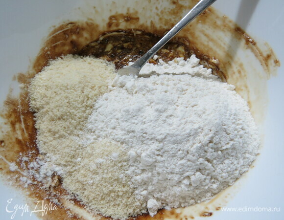 Если вы готовите миндальную муку самостоятельно, то миндаль предварительно надо очистить, для этого залейте его кипятком на 5 минут — оболочка легко снимется. Затем перемолоть миндаль на кофемолке в муку. Я использовала готовую миндальную муку. Коричневый сахар (у меня мусковадо) также перемолоть в пудру с помощью кофемолки. Из муки (125г), масла (холодного, но не замороженного), сахарной пудры, желтка, миндальной муки и 1 столовой ложки ледяной воды замесить тесто. Работать нужно быстро, чтобы масло в тесте не слишком размягчилось от тепла ваших рук.