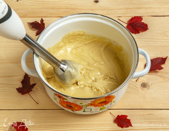 Яйца взбейте с сахаром и солью, затем добавьте размягченное сливочное масло, ванильный сахар и снова тщательно перемешайте ингредиенты.