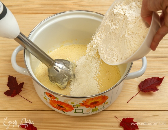 Постепенно в тесто добавьте просеянную муку с разрыхлителем, взбейте всю массу до однородной консистенции.