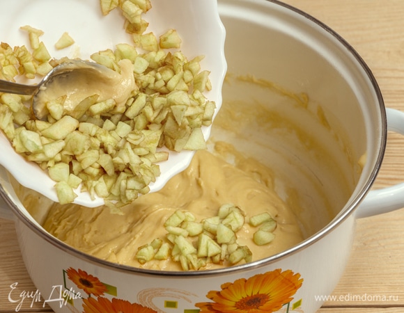 В подготовленное тесто добавьте нарезанные яблоки, все хорошо перемешайте.