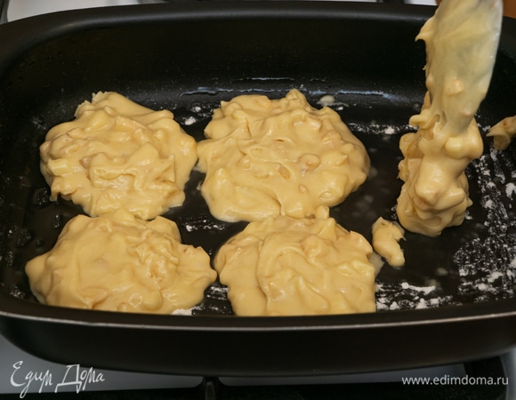 Форму для запекания смажьте маслом и слегка посыпьте мукой. Столовой ложкой выложите в форму тесто и поместите в заранее разогретую до 180°С духовку на 15–20 минут.