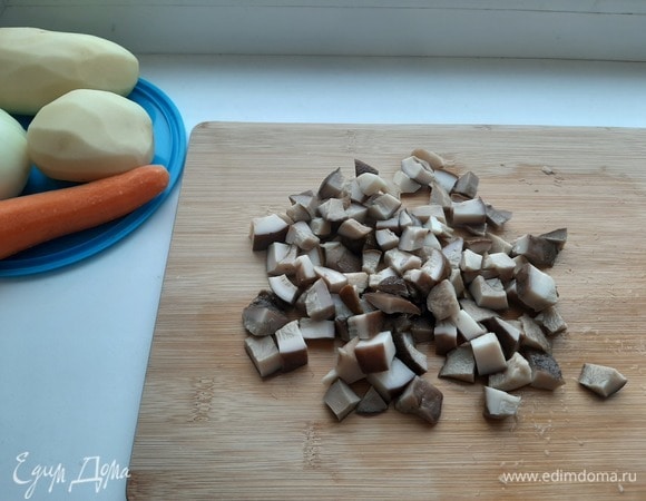 Грибы (у меня были шляпки белых грибов, я их немного отварила) нарезать кубиками и добавить в суп. Варить 15 минут на среднем огне.