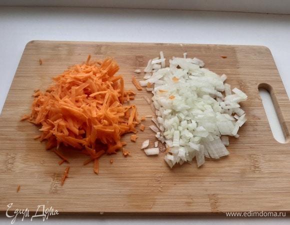Лук мелко нарезать, морковь натереть на терке, обжарить на растительном масле до золотистого цвета.