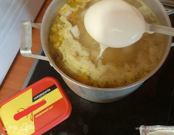 Отправить зажарку в суп, добавить ложку сливочного сыра, соль, зелень и любимые специи по вкусу, хорошо перемешать до полного растворения сыра. Варить еще 10 минут, до готовности. Приятного аппетита!