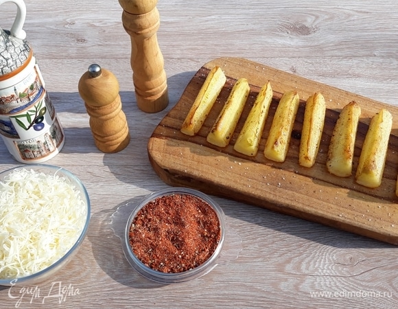 Сбрызнуть заготовки растительным маслом и слегка обжарить на сковороде. Пармезан натереть на терке. Подготовить специи: смешать молотую копченую паприку, чесночный перец, соль. Добавить приправу «томаты, базилик, чеснок».